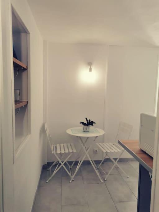 Belle Dependance De 30M2 Avec Terrasse Et Jardin Appartement Villeneuve-lès-Avignon Buitenkant foto
