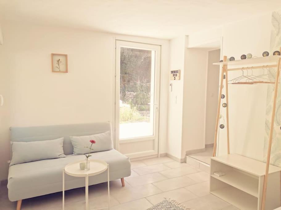 Belle Dependance De 30M2 Avec Terrasse Et Jardin Appartement Villeneuve-lès-Avignon Buitenkant foto